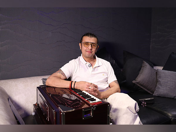 Sonu Nigam expressed his admiration for Subodh Bhave, the film’s director and lead actor
