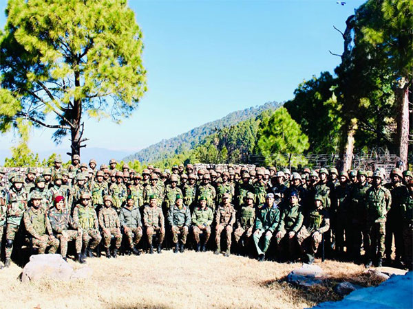 White Knight Corps reviews security situation with Ace of Spades (Photo/ X: @Whiteknight_IA)