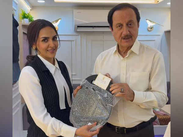 Anupam Kher and Esha Deol (Image source: Instagram)