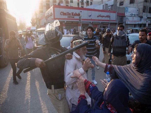Pakistan police attacking Baloch protestors (File Photo/ X@BalochYakjehtiC)