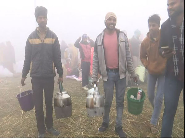 Tea vendors at Sangam Ghat in Prayagraj (Photo/ANI)