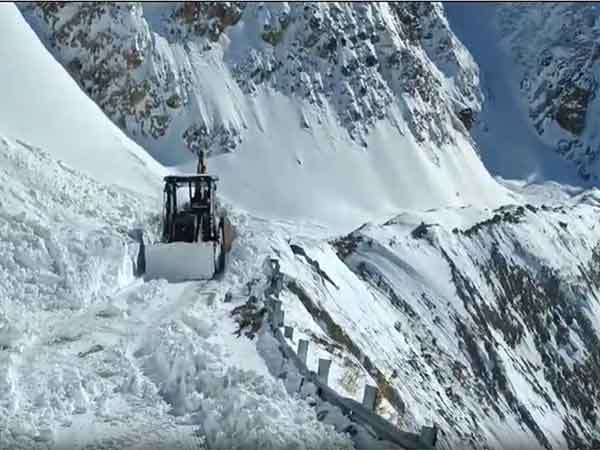 Snow clearance operation underway at Mughal road (Photo/ANI)