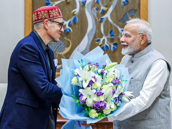 Prime Minister Narendra Modi with J-K CM Omar Abdullah (File photo/ANI)