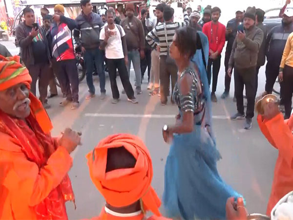 Dhobiya artists showcase their talent to crowd. (Photo/ANI)