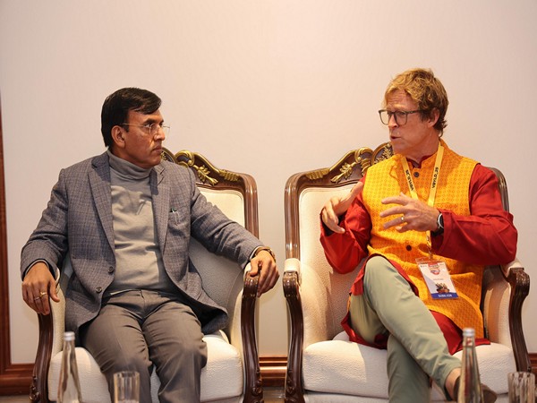 Mansukh Mandaviya and Jonty Rhodes (Photo: Ministry of Youth Affairs & Sports)