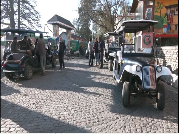 olf cart service starts on Mussoorie's Mall road in Uttarakhand (Photo/ANI)