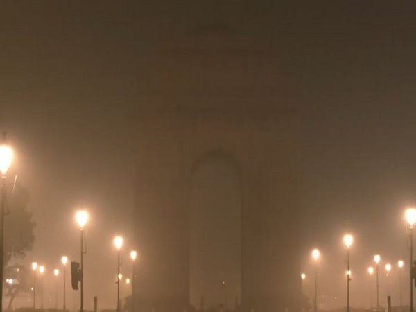 Visuals of fog around India Gate (Photo/ANI)