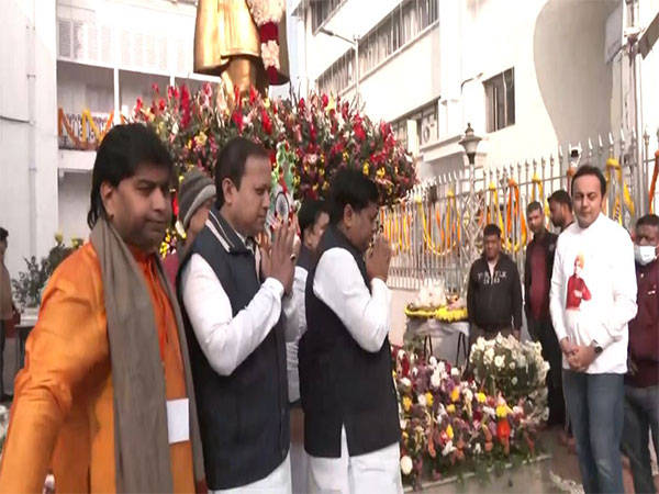 Union Minister Sukanta Majumdar pay tribute to Swami Vivekananda. (Photo/ANI)