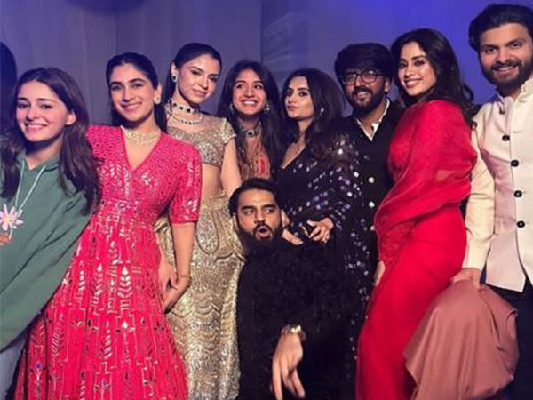 Ananya Panday with Janhvi Kapoor, Shikhar Pahariya among others (Photo/instagram/@ananyapanday)