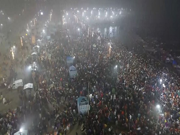 Devotees take holy dip at Triveni Sangam on auspicious occasion of Paush Purnima.  (Photo/ANI)
