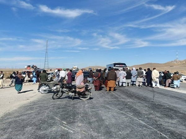 People blocking highway to protest against the enforced disappearance of over 10 people (Photo/ X @BalochYakjehtiC)