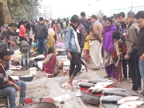 People throng to markets ahead of Magh Bihu. (Photo/ANI)
