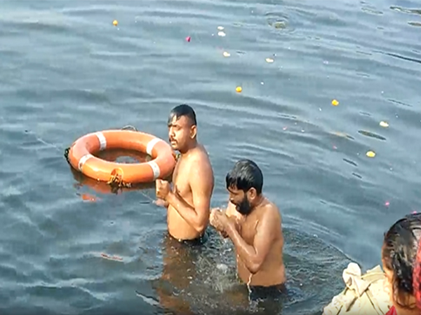 Devotees taking holy dip in Kshipra river (Photo/ANI)