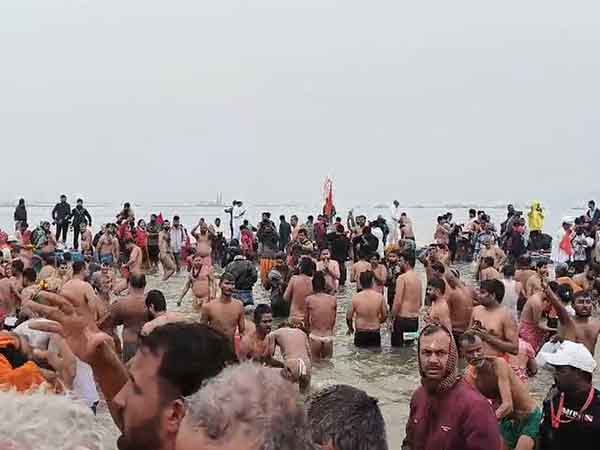 Devotees take the Holy Dip on Makar Sankranti (Photo/ANI)