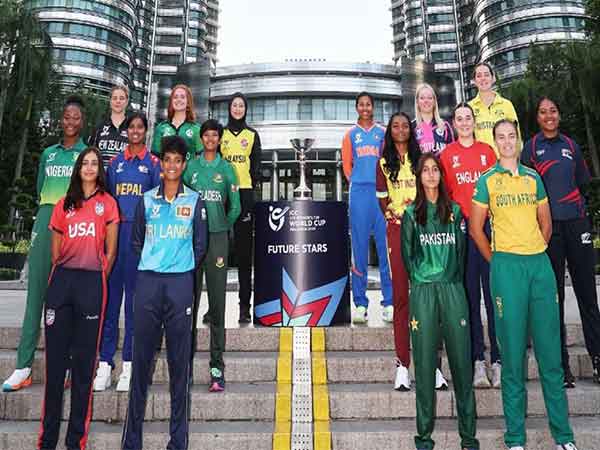 The 16 captains in front of the Petronas Twin Towers (Photo: ICC)