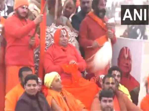 Jagadguru Swami Rambhadracharya arrives at Triveni Sangam (Photo/ANI)