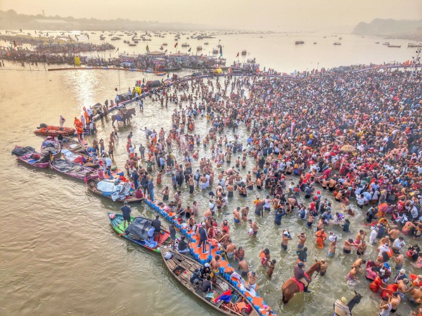 Devotees take holy dip at Triveni Sangam on the occasion of 'Makar Sankranti' during the Maha Kumbh 2025, in Prayagraj (Photo/X@myogiadityanath)