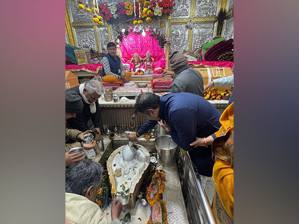 BJP New Delhi candidate Parvesh Verma offering prayers at Gauri Shankar temple (Photo/X@p_sahibsingh) 