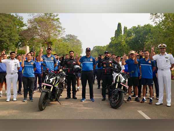 'Dare Square' rally participants pose with Navy officials and schoolchildren in Bhubaneswar, Odisha. (Photo/@IN_EasternFleet)