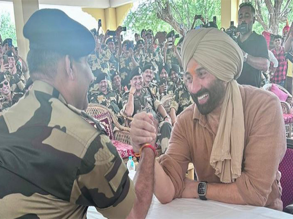 Sunny Deol with Indian Army (Photo/Instagram/@iamsunnydeol)