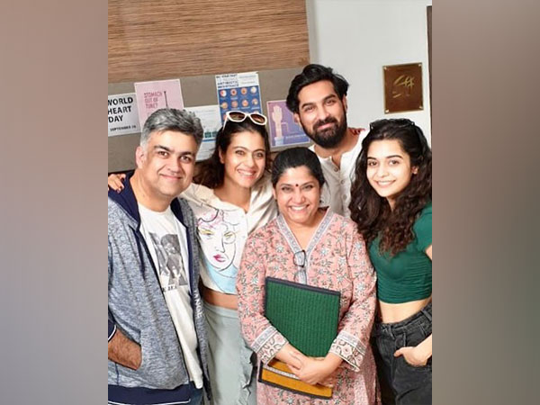 Kajol with the team of 'Tribhanga' (Image source: Instagram/@kajol)