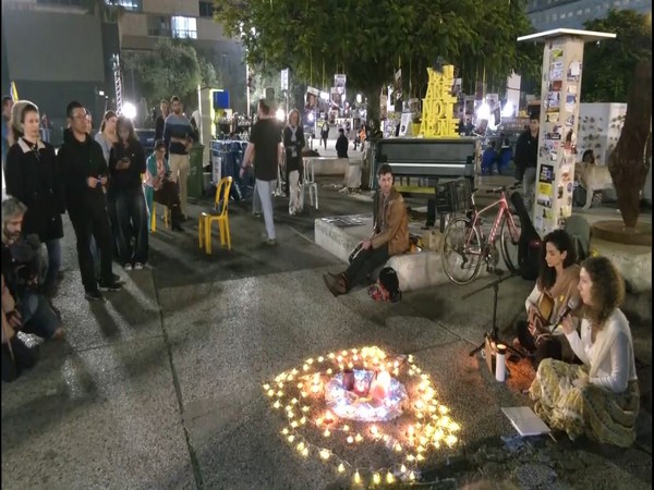 People came out on streets after Gaza ceasefire deal was announced (Photo/Reuters)