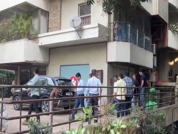 Crime branch officials at Saif Ali Khan's house (Photo/ANI)