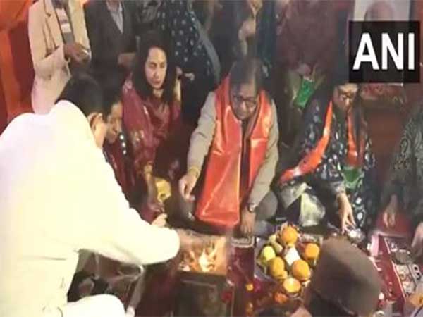 Harish Khurana performs havan at his residence in Delhi (Photo/ANI)