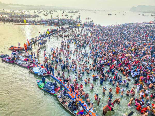 Devotees take a dip at Triveni Sangam (Photo/ANI)