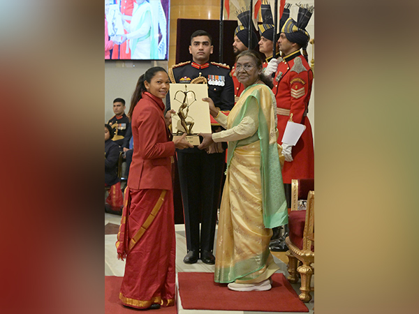Salima Tete reives Arjuna Award from President of India, Draupadi Murmu (Photo: X/@rashtrapatibhvn)