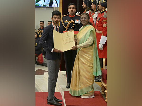 D Gukesh receiving Khel Ratna award from President Droupadi Murmu. (Picture: X/@rashtrapatibhvn)