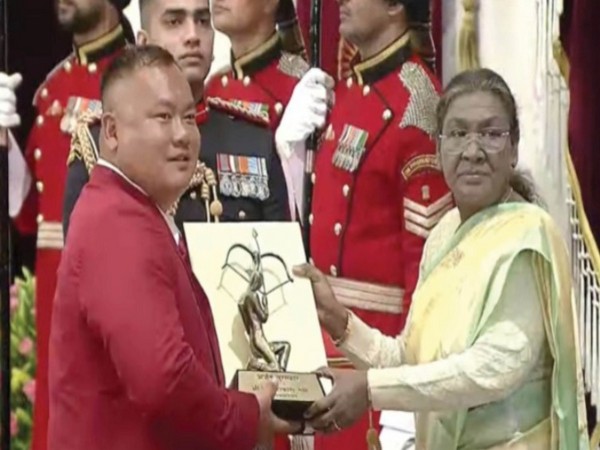 H. Hokato Sema receiving Arjuna Award award from President Droupadi Murmu. (Picture: X/@Neiphiu_Rio)