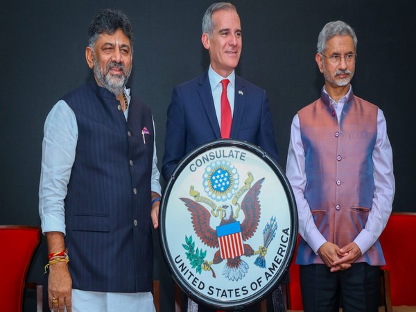  External Affairs Minister S Jaishankar, US Ambassador to India, Eric Garcetti and Karnataka Deputy Chief Minister DK Shivakumar (Image/US Embassy in India) 