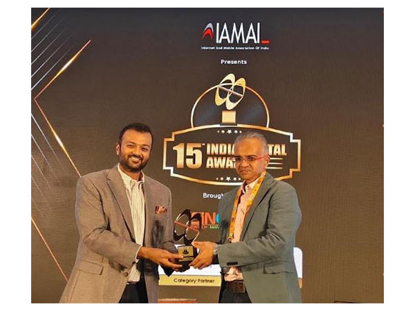 Harsh Jain, Chairman, IAMAI (left) presenting Dilip Asbe, MD & CEO, NPCI the India Digital Awards trophy for the Best Digital Person of the Year: Impact Legend