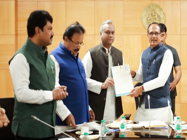 Karnataka Minister Priyank Kharge with Union Minister Shivraj Singh Chouhan (Photo/ X @PriyankKharge)