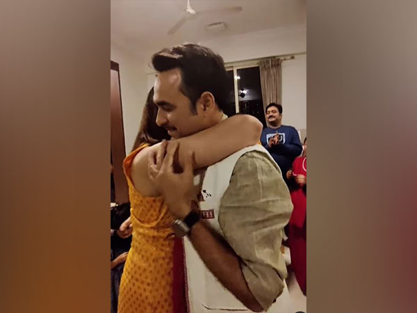 Pankaj Tripathi hugs wife Mridula (Photo/instagram/@mrids_)