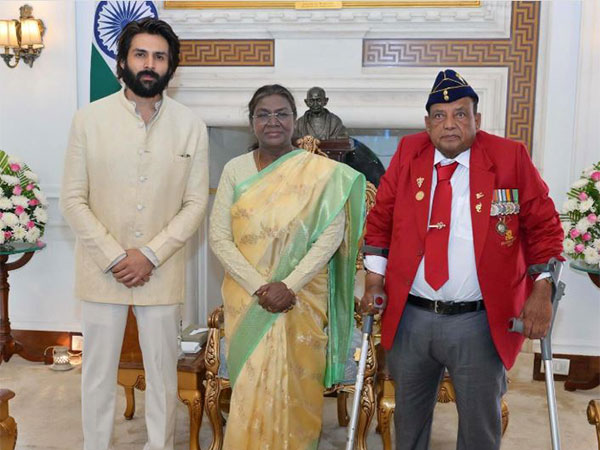 Kartik Aaryan, Droupadi Mumru and Murlikant Petkar (Image SOurce: Instagram/@kartikaaryan)