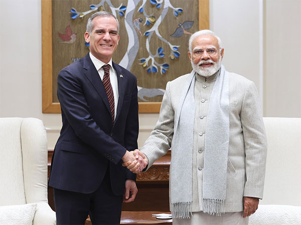 U.S. Ambassador Eric Garcetti shakes hands with Prime Minister Narendra Modi (Image: X@USAmbIndia)