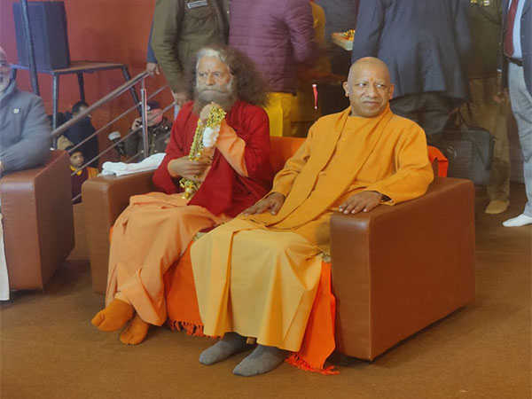  Uttar Pradesh Chief Minister Yogi Adityanath with spiritual head of the Rishikesh-based Parmarth Niketan Ashram, Swami Chidanand Saraswati (Photo/ANI)