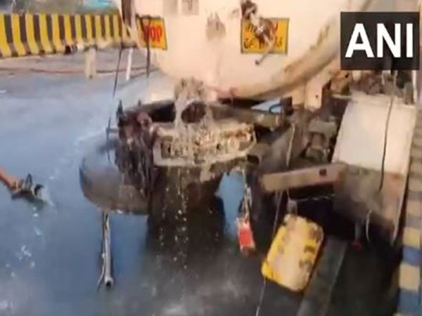 Tanker carrying aqueous ammonia solution leaks in Indore. (Photo/ANI)