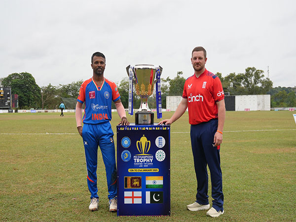 Players posing with the trophy (Photo: DCCI)