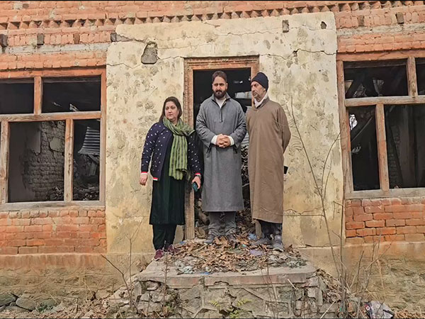 Anita Pandita (L) visiting a abandoned home in Budgam's Pattan village (Photo/ANI)