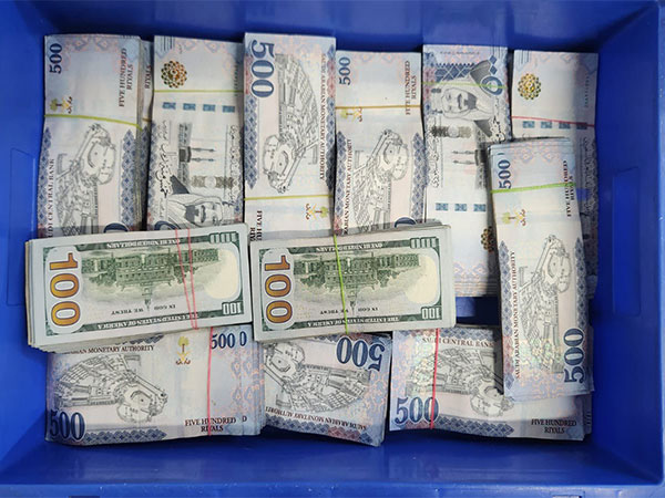   Custom officials seize foreign cash worth ₹1.35 crore at IGI airport (Photo/@AirportGenCus)