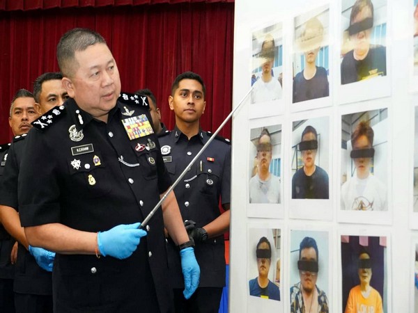 Bukit Aman Narcotics Crime Investigation Department director Datuk Seri Khaw Kok Chin points to suspects. (Photo: Facebook/ Jabatan Siasatan Jenayah Narkotik PDRM)