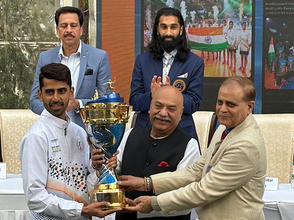KKFI president with men's Kho Kho captain Pratik Waikar (Photo- KKFI)