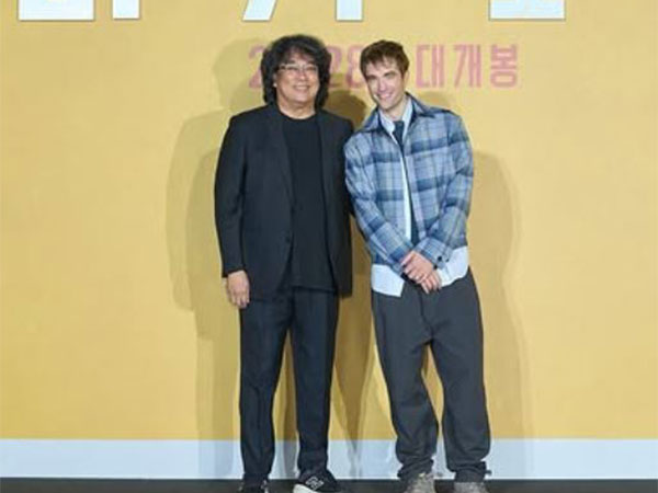  Robert Pattinson and Bong Joon Ho (Image source: Mickey 17)