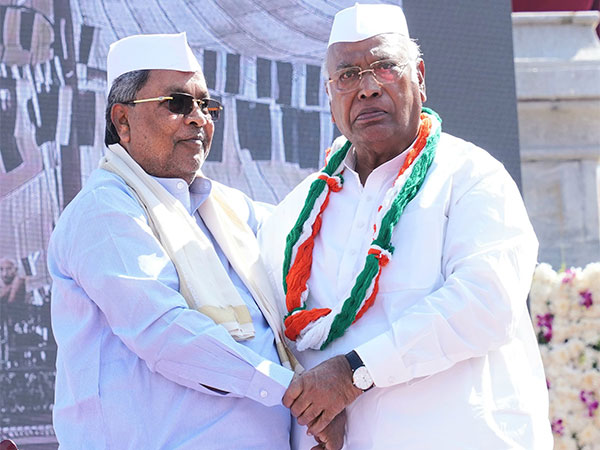 Karnataka CM Siddaramaiah with Congress President Mallikarjun Kharge (Photo/@siddaramaiah)