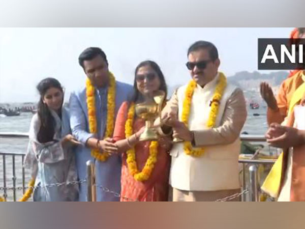  Adani Group Chairman Gautam Adani along with his family (Photo/ ANI) 