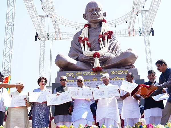 Congress cleaders at the Gandhi statue (Photo/@siddaramaiah)