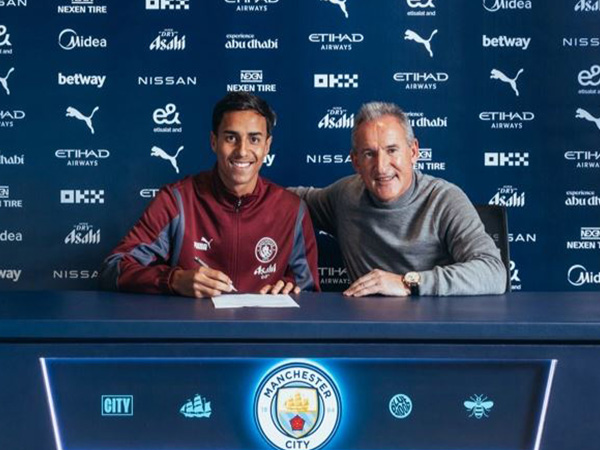 Vitor Reis (L) (Photo: Manchester City) 